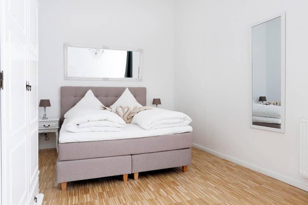 Appartamento Sc 06 By Rockchair L Superhost Status L 4 Bedrooms Boxspringbeds 2 Bathrooms Balcony Elevator - Cozy Family & Business Flair Welcomes You!