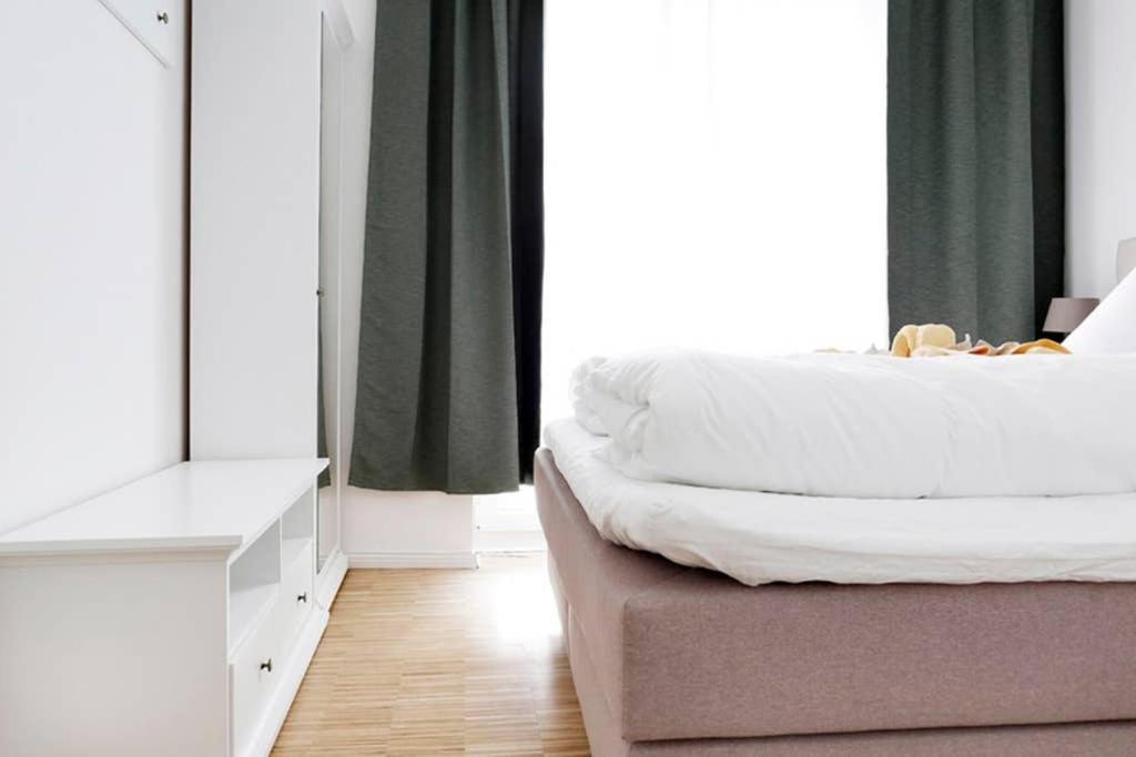Sc 06 By Rockchair L Superhost Status L 4 Bedrooms Boxspringbeds 2 Bathrooms Balcony Elevator - Cozy Family & Business Flair Welcomes You! Berlino
