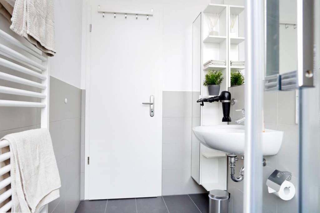 Sc 06 By Rockchair L Superhost Status L 4 Bedrooms Boxspringbeds 2 Bathrooms Balcony Elevator - Cozy Family & Business Flair Welcomes You! * Berlino