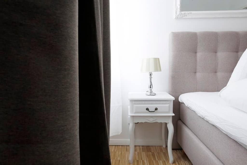 Sc 06 By Rockchair L Superhost Status L 4 Bedrooms Boxspringbeds 2 Bathrooms Balcony Elevator - Cozy Family & Business Flair Welcomes You! * Berlino